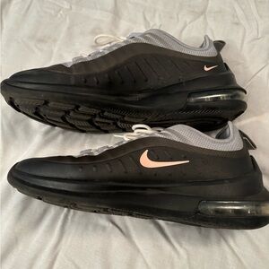 Nike women’s air max axis